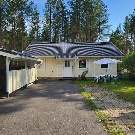 Piharakennus Omassa Kaeytoessae